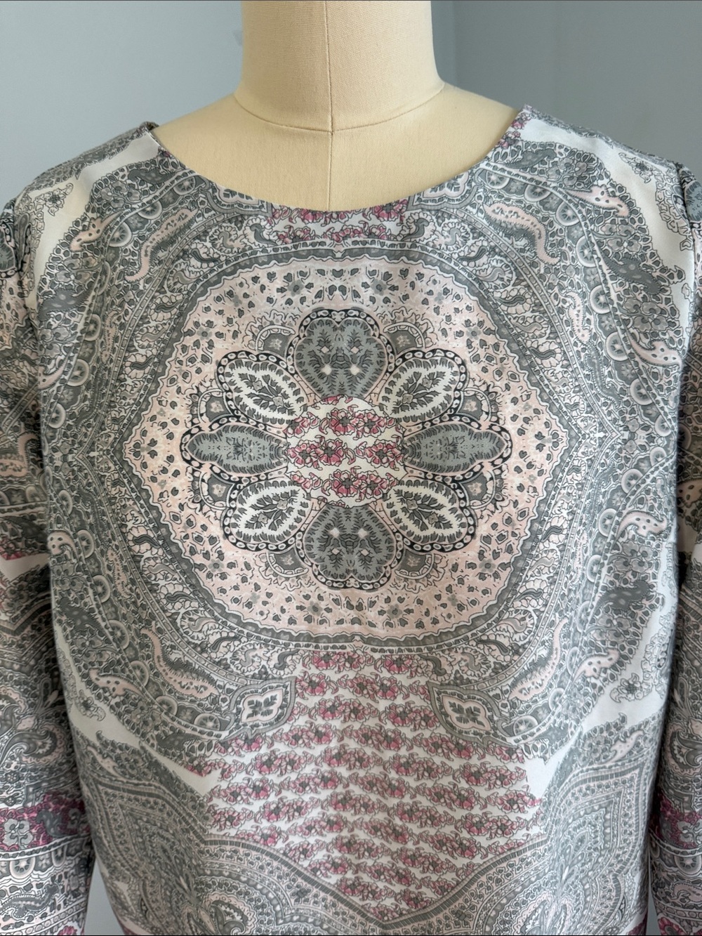Lila Rose Women's Multi Print Boatneck Top in Gray and Dusty Pink SZS - Picture 3 of 14
